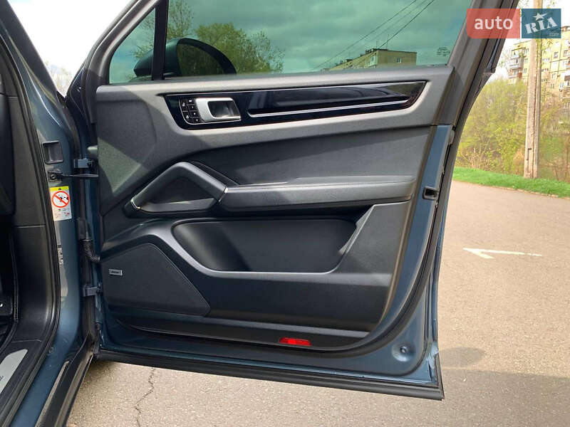 Внедорожник / Кроссовер Porsche Cayenne 2019 в Киеве