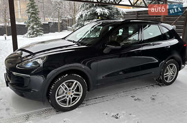 Внедорожник / Кроссовер Porsche Cayenne 2015 в Стоянке