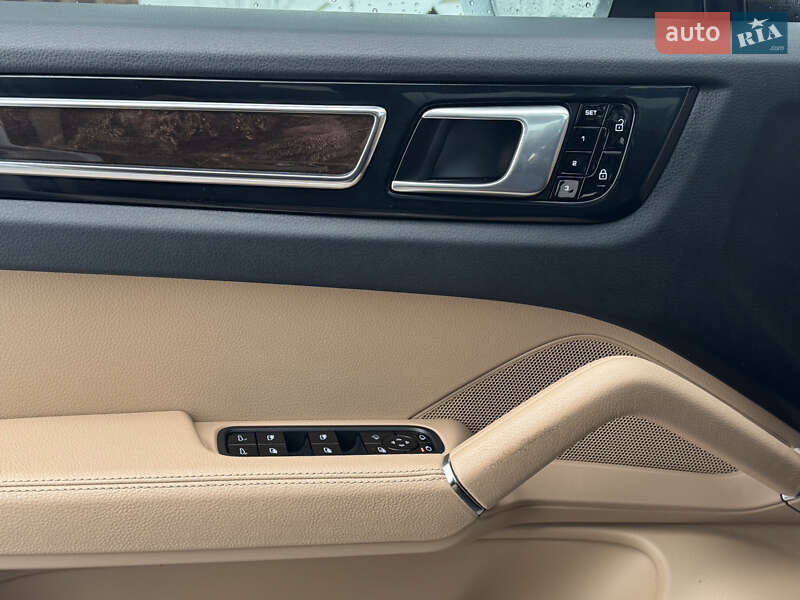 Внедорожник / Кроссовер Porsche Cayenne 2018 в Киеве