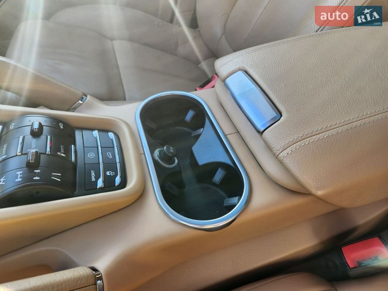 Внедорожник / Кроссовер Porsche Cayenne 2012 в Киеве