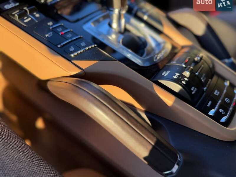 Внедорожник / Кроссовер Porsche Cayenne 2015 в Киеве