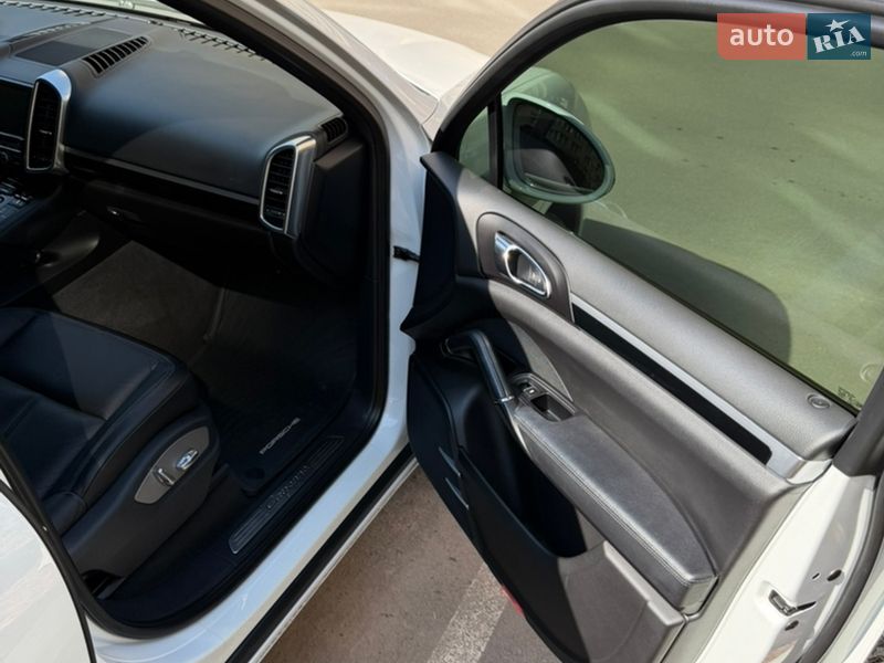 Позашляховик / Кросовер Porsche Cayenne 2016 в Софіївській Борщагівці