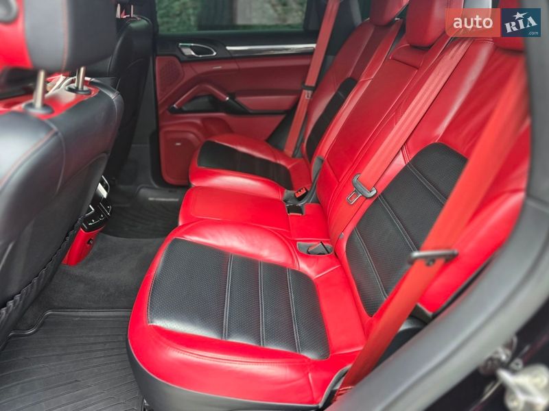 Позашляховик / Кросовер Porsche Cayenne 2015 в Косові