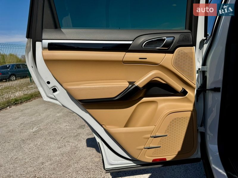 Внедорожник / Кроссовер Porsche Cayenne 2016 в Киеве