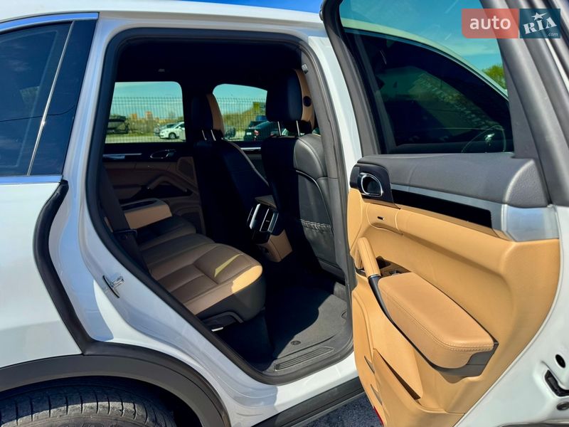 Внедорожник / Кроссовер Porsche Cayenne 2016 в Киеве