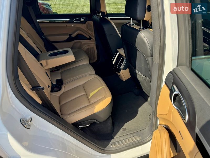 Внедорожник / Кроссовер Porsche Cayenne 2016 в Киеве