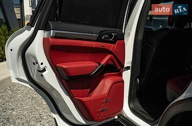 Внедорожник / Кроссовер Porsche Cayenne 2014 в Черновцах