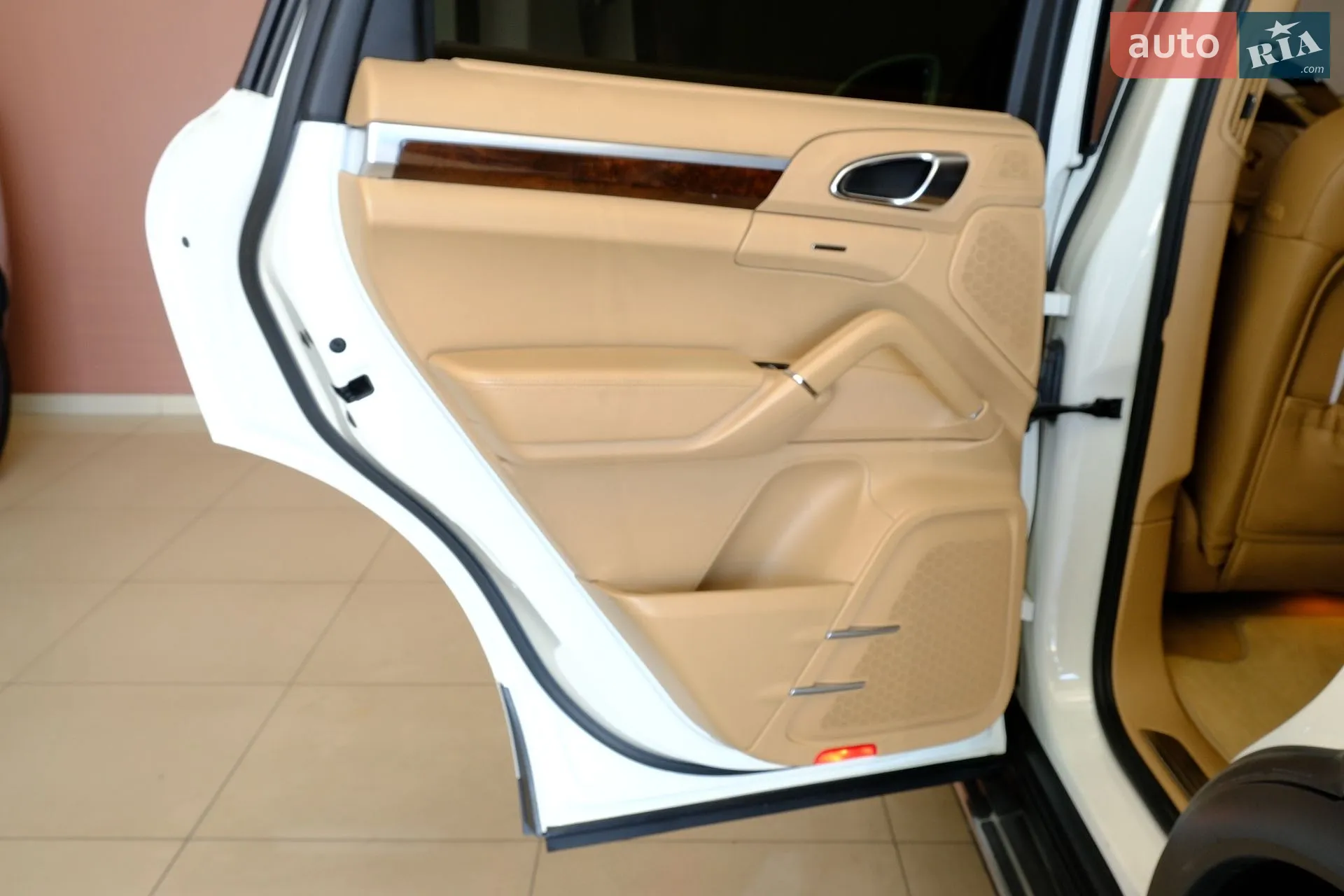 2011 Porsche Cayenne - мініатюра 26