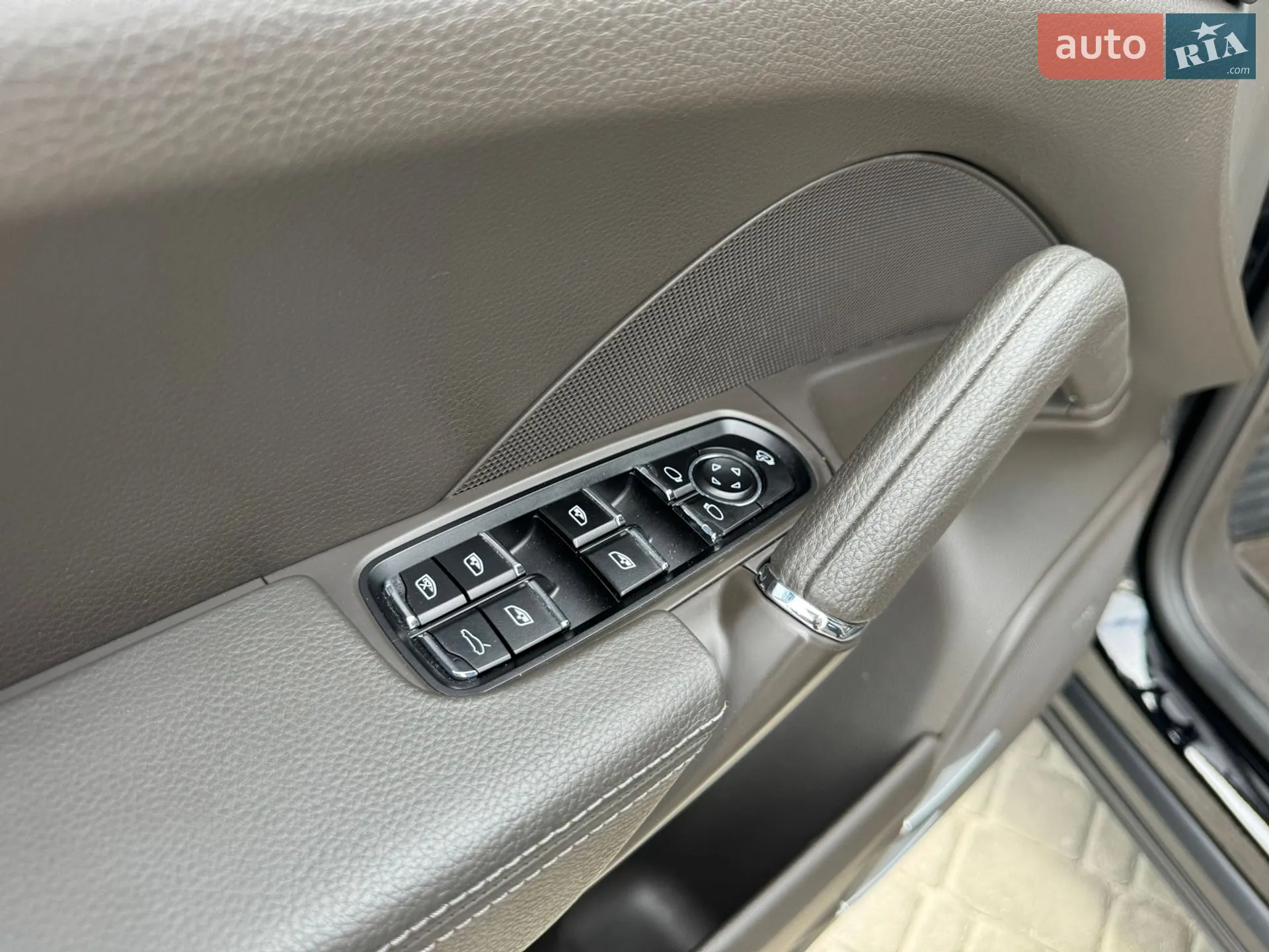 2016 Porsche Cayenne - мініатюра 16