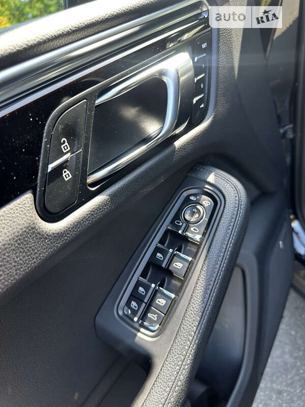 Внедорожник / Кроссовер Porsche Macan 2021 в Киеве