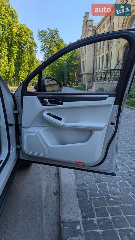 Внедорожник / Кроссовер Porsche Macan 2022 в Киеве
