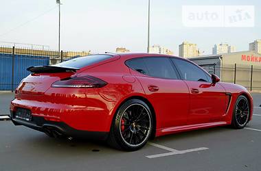 Седан Porsche Panamera 2014 в Киеве