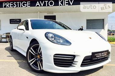 Седан Porsche Panamera 2014 в Киеве