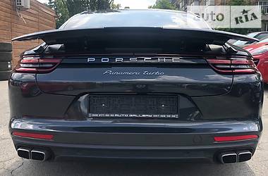 Седан Porsche Panamera 2018 в Киеве