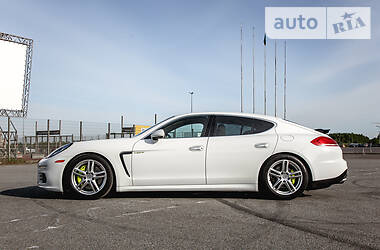 Седан Porsche Panamera 2014 в Киеве