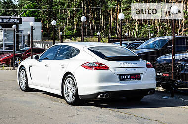 Седан Porsche Panamera 2011 в Киеве