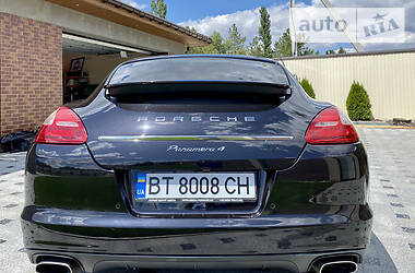 Седан Porsche Panamera 2012 в Олешках