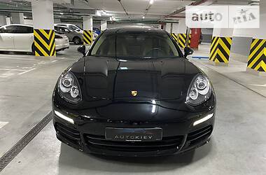 Седан Porsche Panamera 2016 в Киеве