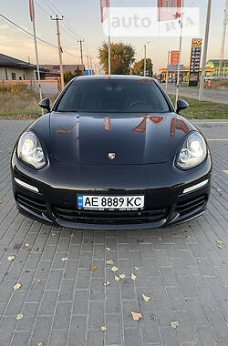 Седан Porsche Panamera 2013 в Львове