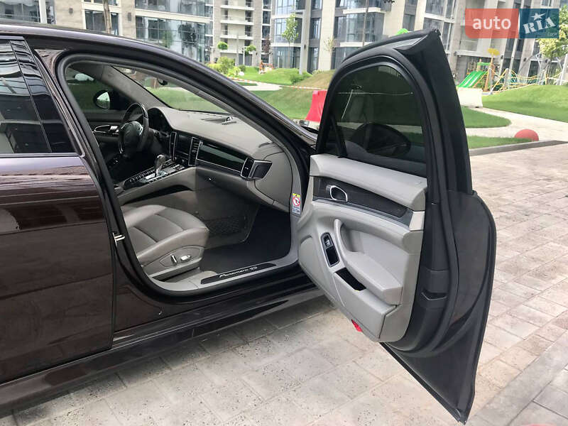 Седан Porsche Panamera 2010 в Киеве