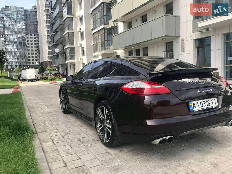 Седан Porsche Panamera 2010 в Киеве