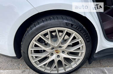 Лифтбек Porsche Panamera 2020 в 
