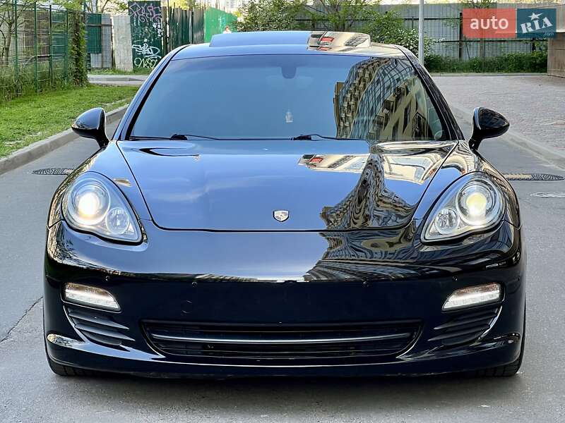 Седан Porsche Panamera 2012 в Одессе