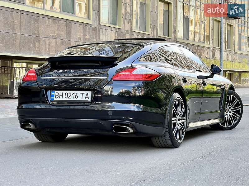 Седан Porsche Panamera 2012 в Одессе