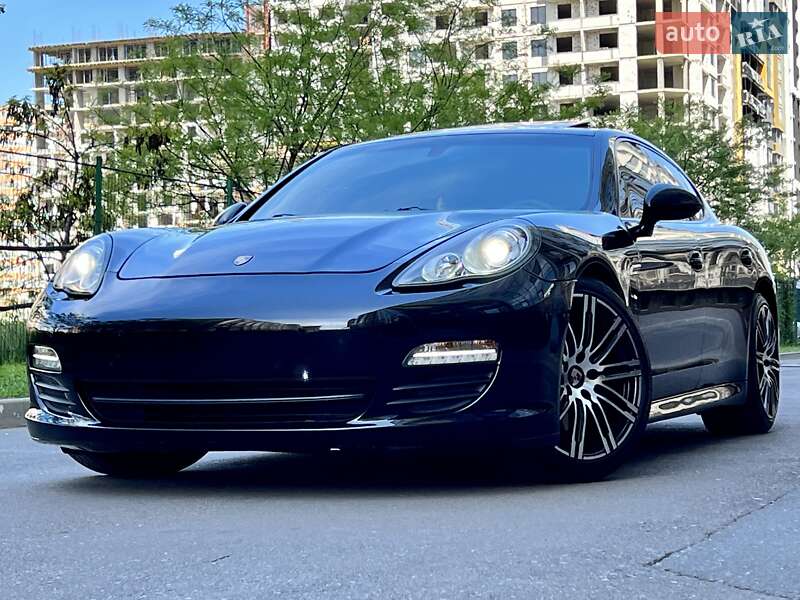 Седан Porsche Panamera 2012 в Одессе