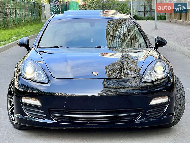 Седан Porsche Panamera 2012 в Одессе