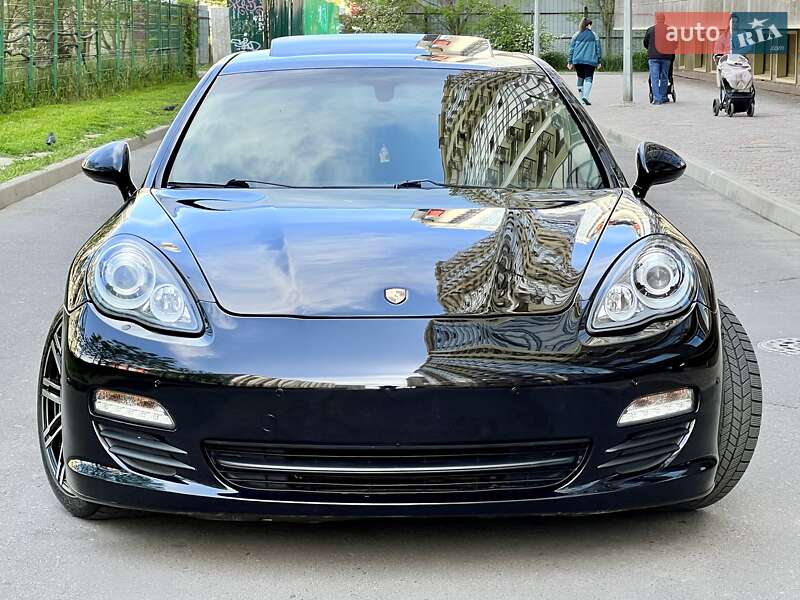 Седан Porsche Panamera 2012 в Одессе