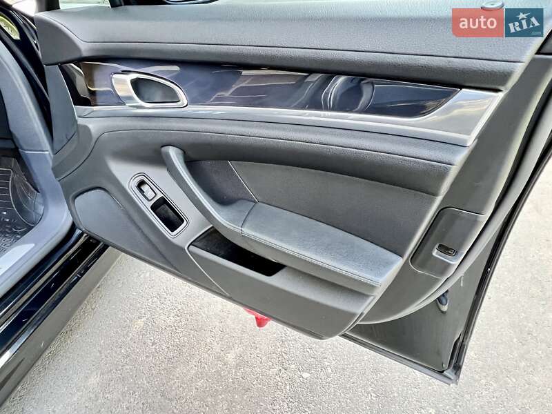 Седан Porsche Panamera 2012 в Одессе