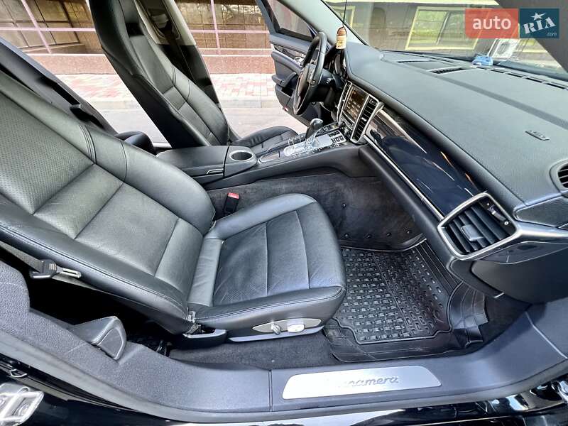 Седан Porsche Panamera 2012 в Одессе