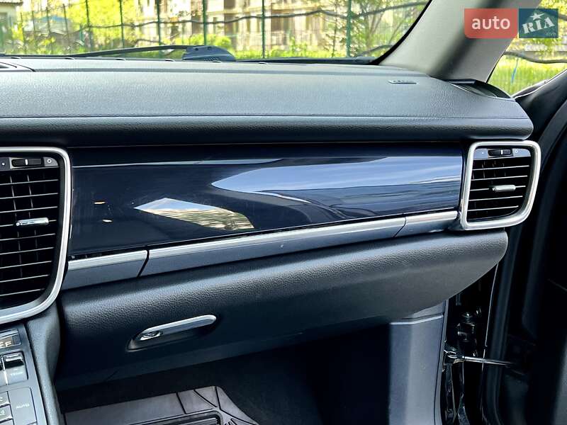 Седан Porsche Panamera 2012 в Одессе