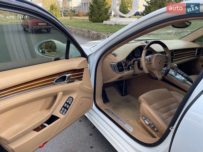 Фастбэк Porsche Panamera 2013 в Новоднестровске