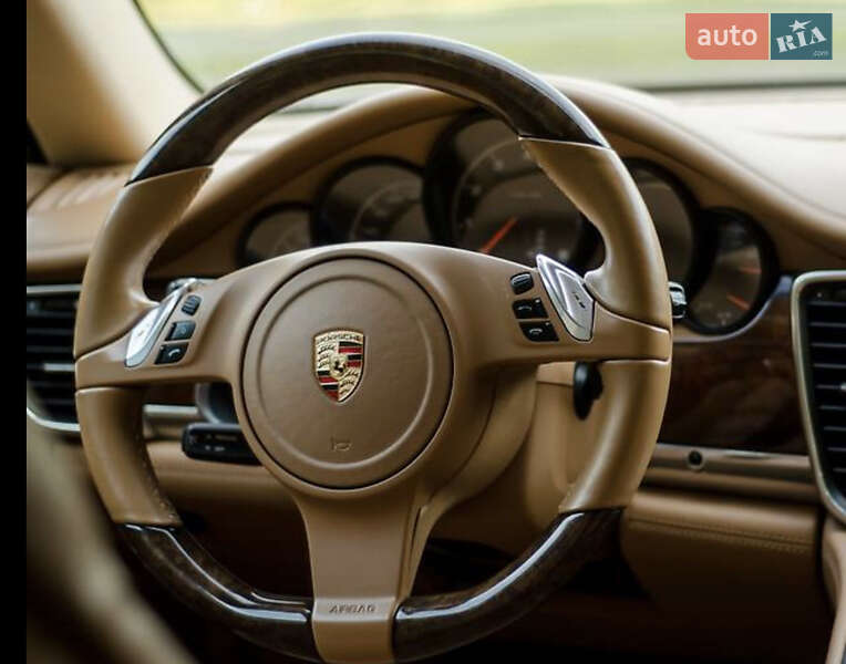Фастбэк Porsche Panamera 2012 в Львове