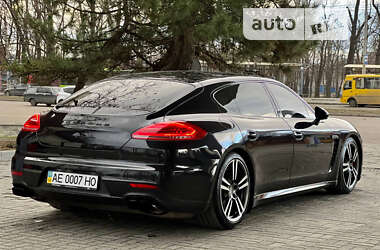 Фастбэк Porsche Panamera 2013 в 