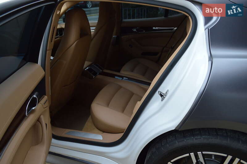 Фастбэк Porsche Panamera 2011 в Львове