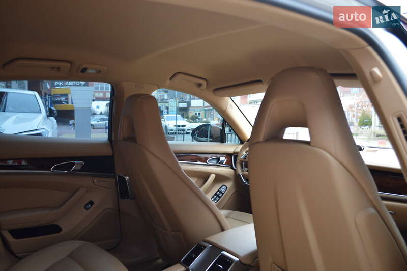 Фастбэк Porsche Panamera 2011 в Львове