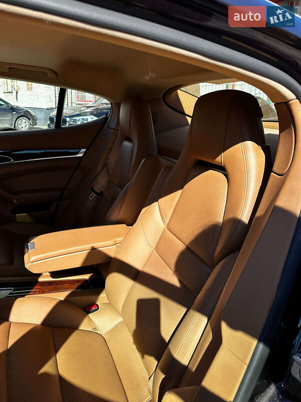 Фастбэк Porsche Panamera 2012 в Львове