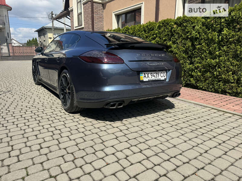 Фастбэк Porsche Panamera 2012 в Черновцах