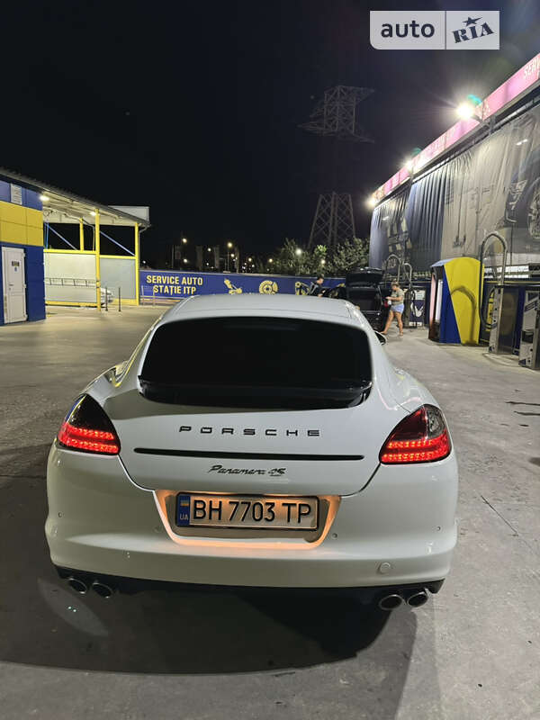 Фастбэк Porsche Panamera 2011 в Одессе