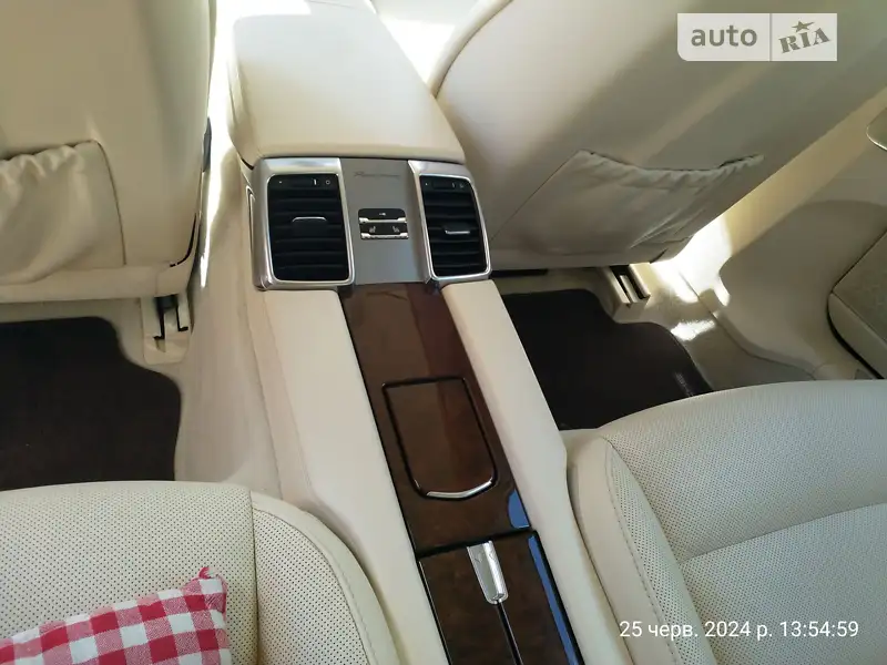Фастбэк Porsche Panamera 2011 в 