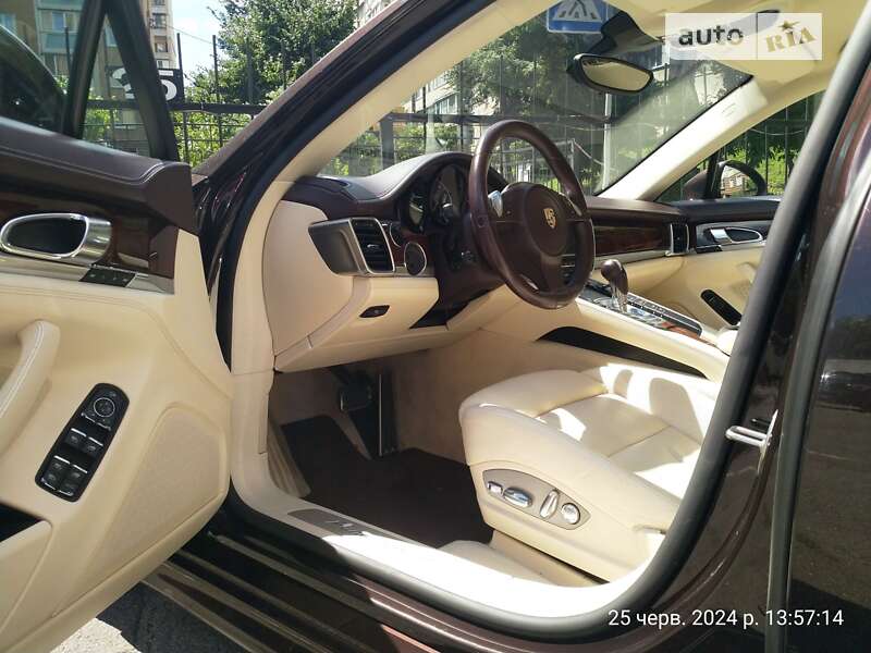 Фастбек Porsche Panamera 2011 в Києві