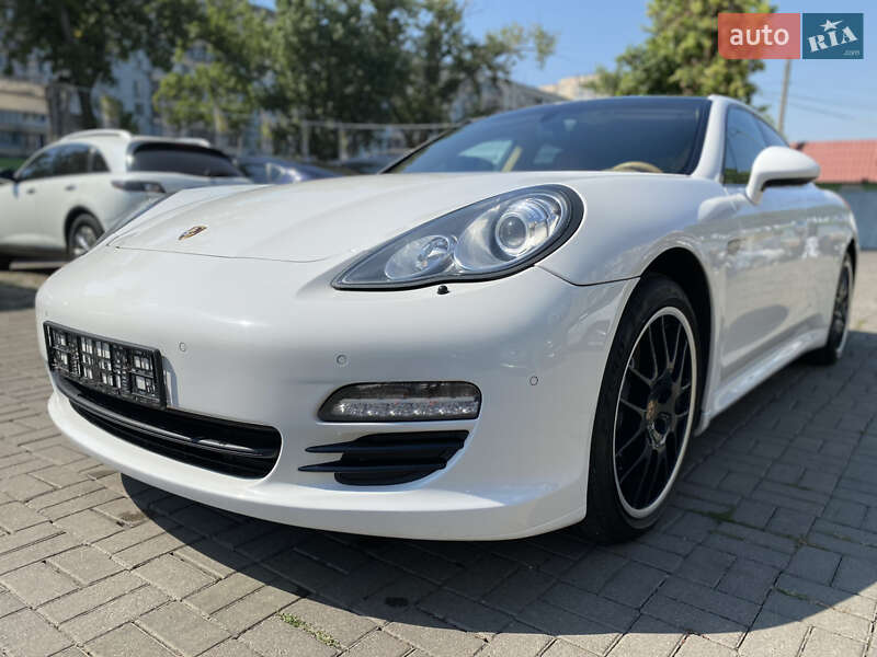 Фастбэк Porsche Panamera 2012 в 