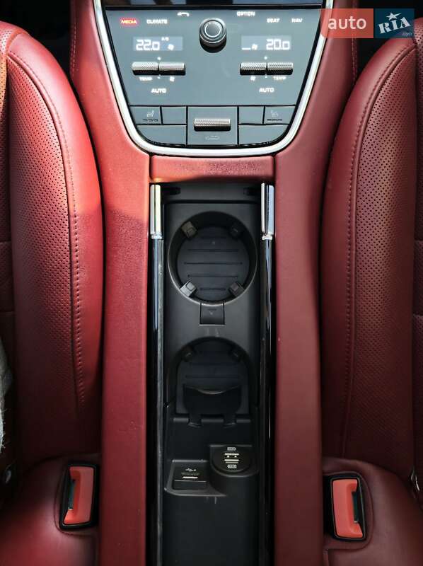 Фастбэк Porsche Panamera 2017 в Киеве фото 29 Фастбэк Porsche Panamera 2017 в Киеве