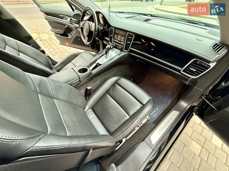 Фастбэк Porsche Panamera 2011 в Одессе