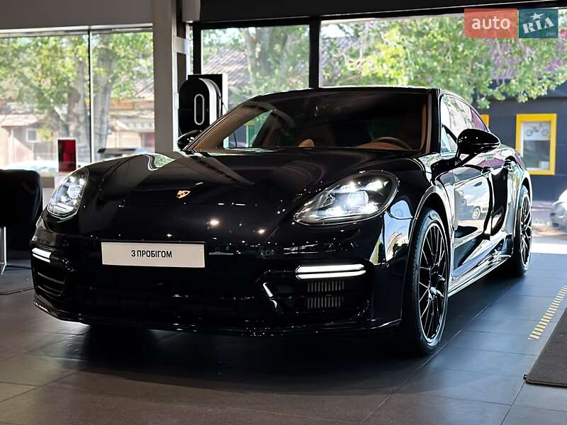 Porsche Panamera 2021