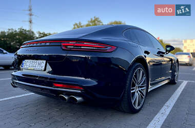 Фастбэк Porsche Panamera 2018 в 
