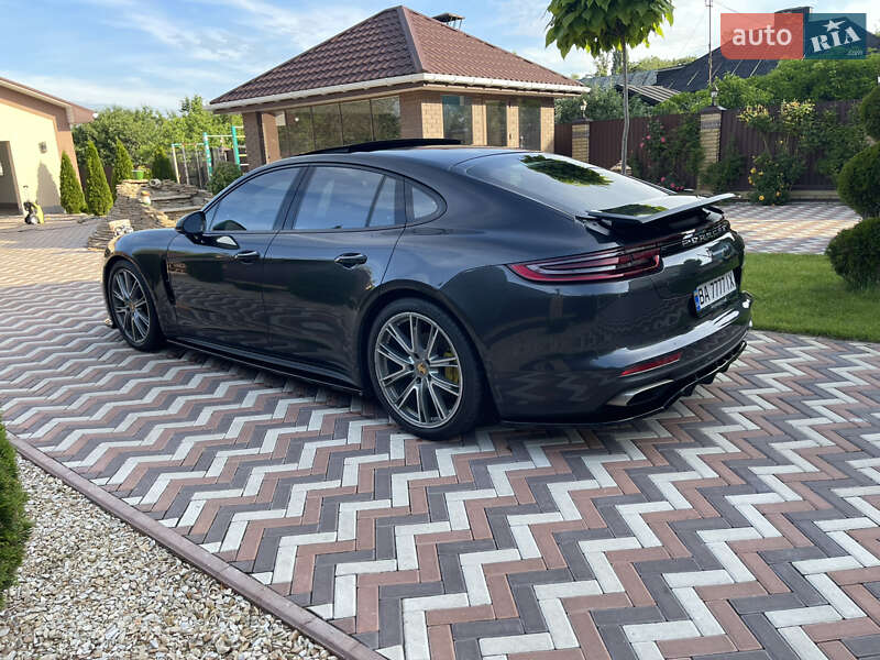 Фастбек Porsche Panamera 2018 в Києві